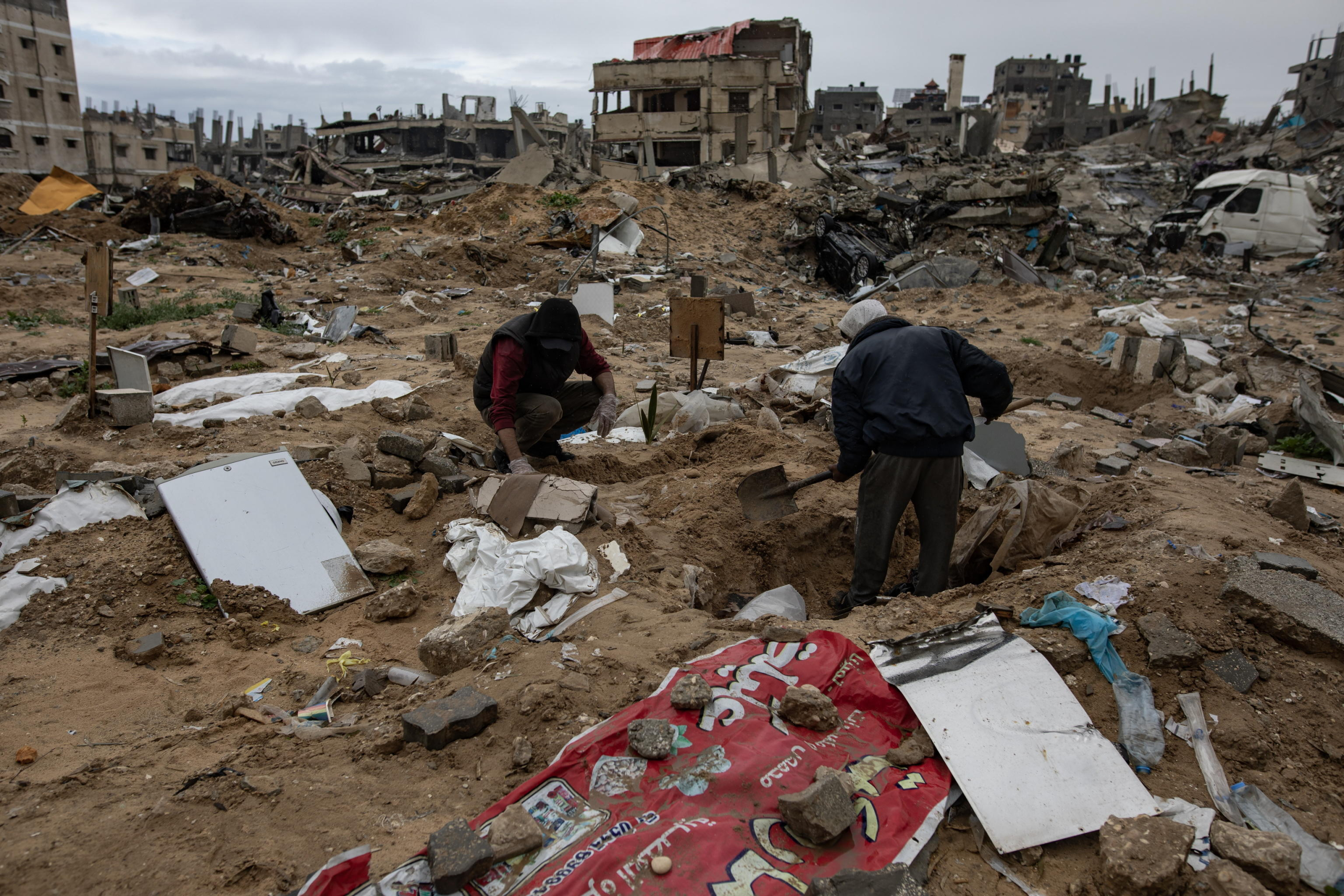 epa11876269 People dig at a site near Al-Shifa hospital, amid a ceasefire between Israel and Hamas, in Gaza City, Gaza Strip, 05 February 2025. Israel and Hamas implemented the first phase of a hostage release and ceasefire deal on 19 January 2025. More than 46,000 Palestinians have been killed in the Gaza Strip, according to the Palestinian Ministry of Health, since Israel launched a military campaign in the strip in response to a cross-border attack led by the Palestinian militant group Hamas on 07 October 2023, in which about 1,200 Israelis were killed and more than 250 taken hostage.  EPA/HAITHAM IMAD