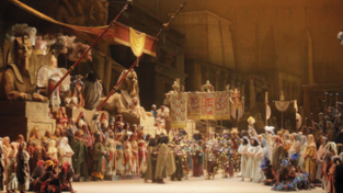 Aida, storia di giovani