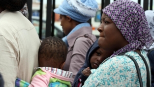 All’addiaccio gli 800 migranti a Lampedusa