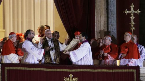 Papa Francesco benedice dalla loggia vaticana