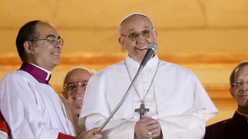 Papa Francesco saluta la piazza subito dopo la sua elezione.