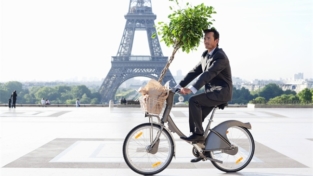 A Parigi in bici, a Roma usando il car sharing