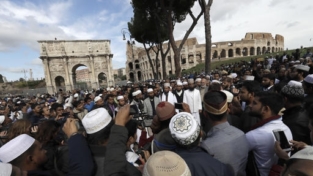 Musulmani in preghiera al Colosseo