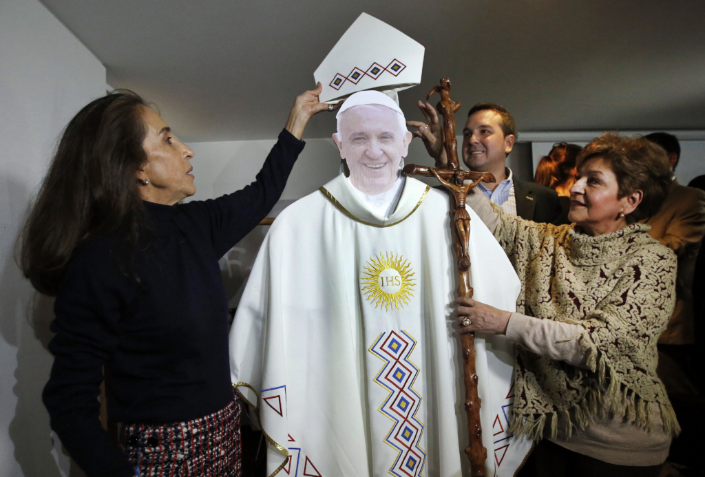 Gli abiti che il papa indosserà durante la sua visita in Colombia
