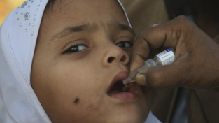 Il Pakistan si vaccina nonostante le minacce talebane