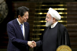 Il primo ministro giapponese Shinzo Abe e il presidente iraniano Hassan Rouhani.