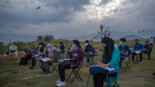 India: gli studenti si arrangiano come possono