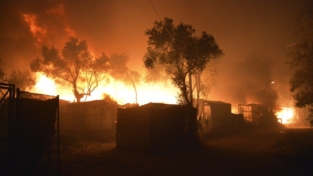 Le fiamme distruggono il campo profughi di Moria