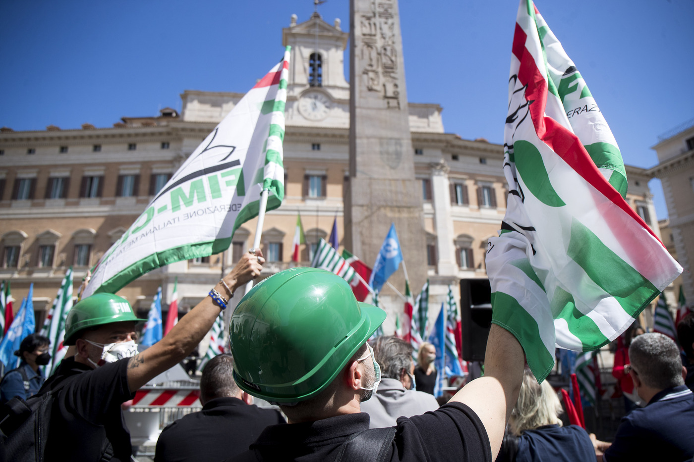 manifestazione dei sindacati no ai licenziamenti città nuova