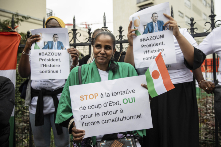 Proteste davanti all'ambasciata del Niger a Parigi contro il colpo di Stato. Foto Sophie Garcia/Ap