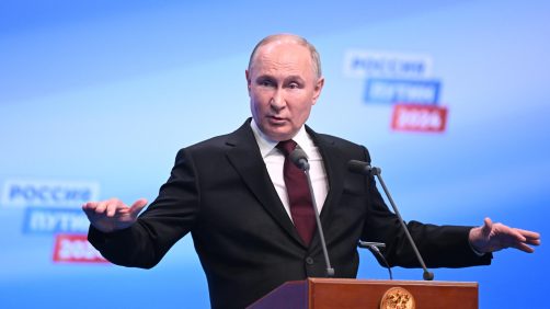 epa11227032 Vladimir Putin in un incontro con la stampa il 18 marzo 2024, dopo l'annuncio della sua vittoria alle elezioni con l'87 per cento dei consensi EPA/NATALIA KOLESNIKOVA / POOL