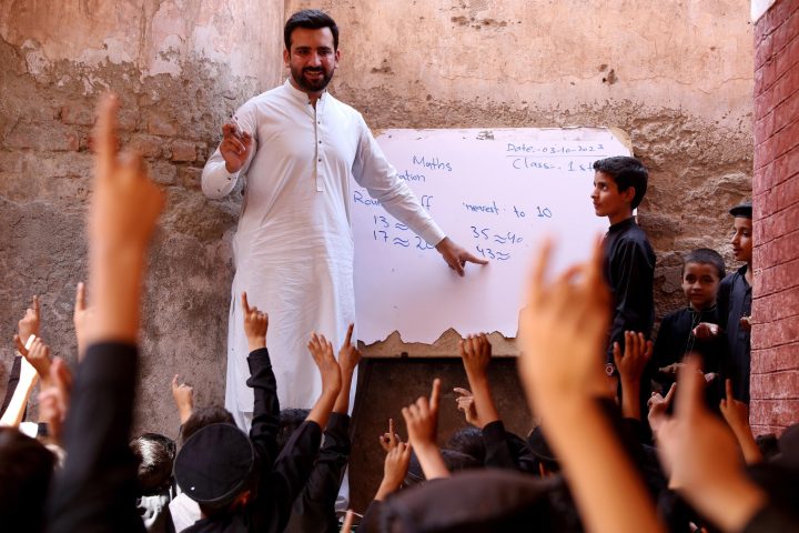 Una classe di Peshawar, Pakistan. ANSA/BILAWAL ARBAB
