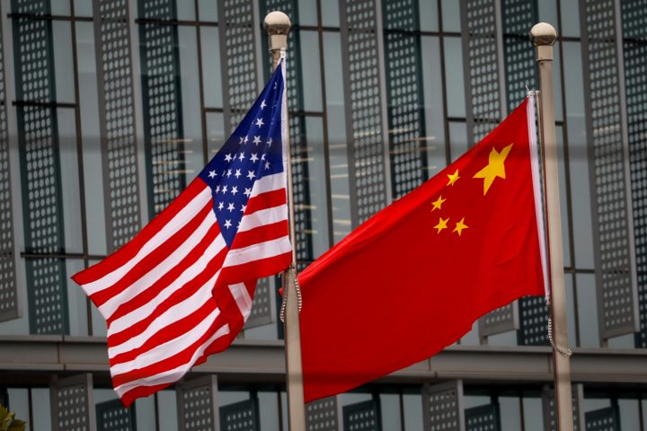 Bandiere di USA e Cina. ANSA/MARK R. CRISTINO