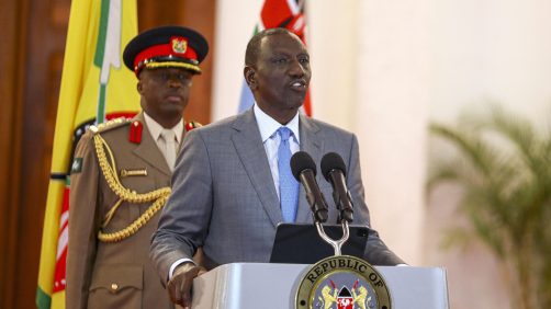 Il presidente keniano William Ruto parla alla nazione dopo le proteste contro gli aumenti delle tasse, alla State House di Nairobi, Kenya, il 25 giugno 2024. Foto Ansa EPA/DANIEL IRUNGU