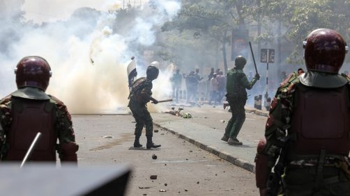 La polizia antisommossa in azione durante una protesta contro la proposta di aumento delle tasse, a Nairobi, in Kenya, il 25 giugno 2024. Foto Ansa EPA/DANIEL IRUNGU