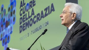 Mattarella: «Democrazie imperfette vulnerano le libertà»
