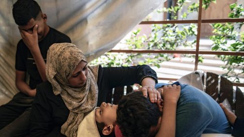 Un padre palestinese abbraccia il corpo del figlio morto all'ospedale Nasser dopo un attacco aereo israeliano nella zona di Al-Mawasi di Khan Yunis, nel sud della Striscia di Gaza, il 16 luglio 2024. Foto: EPA/HAITHAM IMAD via Ansa