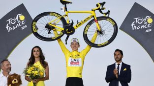 Tour de France: Tadej Pogacar vince ed entra nella storia