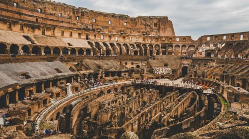 Interno del Colosseo romano. Foto Pexels