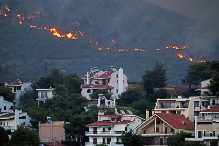 Incendio sul monte Penteli, nell’Attica nordest, Grecia, 12 agosto 2024. ANSA/GEORGE VITSARAS