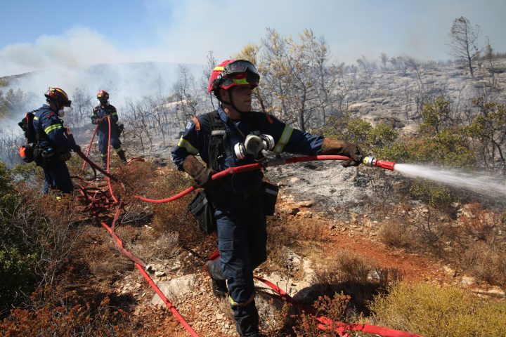 Vigili del fuoco a Grammatiko, nell’Attica nordorientale, Grecia, 12 agosto 2024. ANSA/ALEXANDROS BELTES