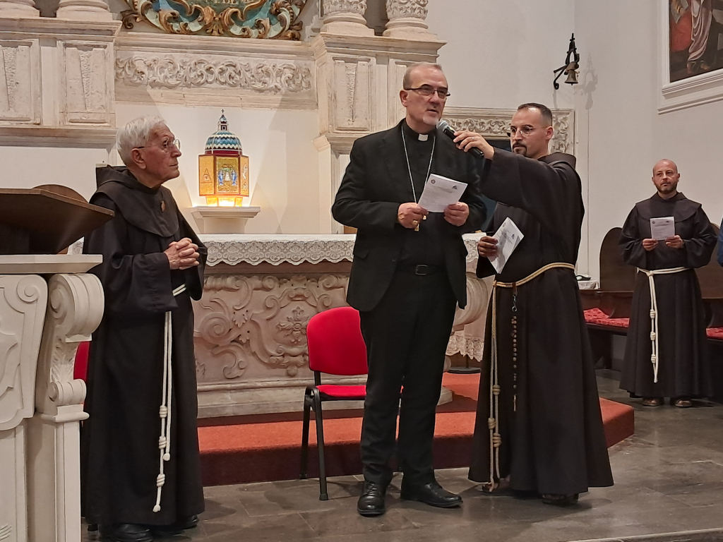 Il Patriarca di Gerusalemme Pierbattista Pizzaballa con Pio D'Andola nella chiesa della Madonna della Vetrana a Castellana