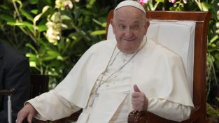 Il papa in Indonesia: aiutare i poveri non è comunismo, è carità e amore