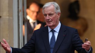 Macron sceglie Barnier: “La France c’est moi”