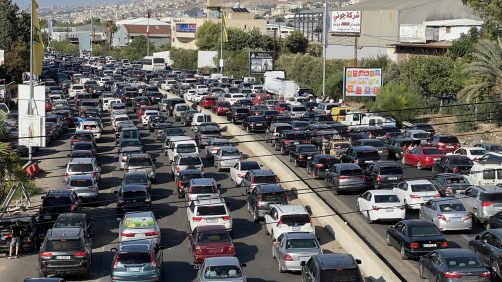 I libanesi fuggono con le loro auto dal Libano meridionale verso Sidone e Beirut, sulla strada Zahrani-Nabatieh, a Ghazieh, Libano meridionale, 23 settembre 2024. Foto: EPA/STRINGER