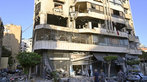 epa11639128 Lebanese soldiers and local residents inspect a damaged building following an Israeli airstrike in Beirut's Bachoura neighborhood, Lebanon, 03 October 2024. Lebanese officials reported that an Israeli airstrike on a building in central Beirut resulted in at least five deaths and eight injuries.  EPA/WAEL HAMZEH