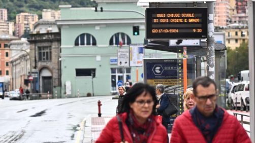 A causa dell'allerta arancione per pioggia e temporali molti comuni, tra cui Genova, Savona, La Spezia hanno emanato ordinanze di chiusura delle scuole di ogni ordine e grado. Genova, 17 ottobre 2024. ANSA/LUCA ZENNARO