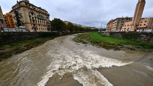 A causa dell'allerta arancione per pioggia e temporali molti comuni, tra cui Genova, Savona, La Spezia hanno emanato ordinanze di chiusura delle scuole di ogni ordine e grado. Genova, 17 ottobre 2024. ANSA/LUCA ZENNARO