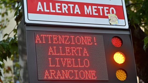 A causa dell'allerta arancione per pioggia e temporali molti comuni, tra cui Genova, Savona, La Spezia hanno emanato ordinanze di chiusura delle scuole di ogni ordine e grado. Genova, 17 ottobre 2024. ANSA/LUCA ZENNARO