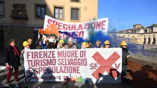 Flash mob del Movimento salviamo Firenze per viverci per protestare contro gli affitti brevi senza regolamentazione, Firenze, 13 novembre 2024.  ANSA/CLAUDIO GIOVANNINI