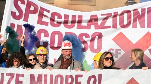 Flash mob del Movimento salviamo Firenze per viverci per protestare contro gli affitti brevi senza regolamentazione, Firenze, 13 novembre 2024.  ANSA/CLAUDIO GIOVANNINI