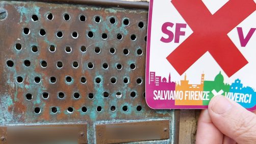 Blitz contro gli affitti brevi del comitato Salviamo Firenze, durante il quale sono state coperte le pulsantiere di decine di palazzi storici del centro, con un adesivo con una croce rossa: Salviamo Firenze per viverci, Firenze 9 Novembre 2024. ANSA + NO SALES - EDITORIAL USE ONLY + NPK