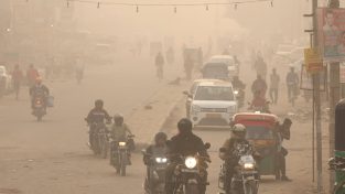 India, lo smog ingabbia Nuova Delhi