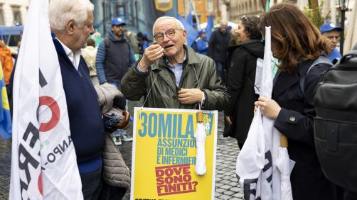 Un momento dello sciopero di medici e infermieri a piazza SS Apostoli a Roma, 20 novembre 2024. Risorse insufficienti, cittadini 