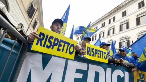 Un momento dello sciopero di medici e infermieri a piazza SS Apostoli a Roma, 20 novembre 2024. Risorse insufficienti, cittadini 