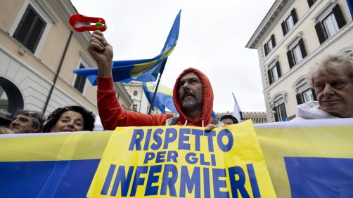 Un momento dello sciopero di medici e infermieri a piazza SS Apostoli a Roma, 20 novembre 2024. Risorse insufficienti, cittadini 