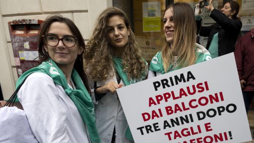 Un momento dello sciopero di medici e infermieri a piazza SS Apostoli a Roma, 20 novembre 2024. Risorse insufficienti, cittadini 