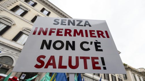 Un momento dello sciopero di medici e infermieri a piazza SS Apostoli a Roma, 20 novembre 2024. Risorse insufficienti, cittadini 