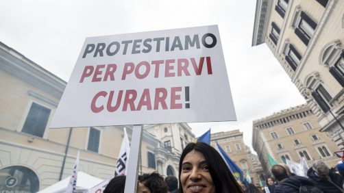 Un momento dello sciopero di medici e infermieri a piazza SS Apostoli a Roma, 20 novembre 2024. Risorse insufficienti, cittadini 