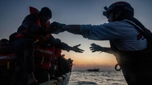 La nave di Msf lascia il Mediterraneo centrale