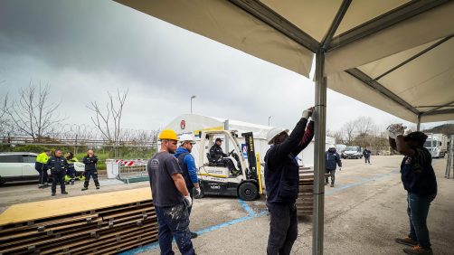 Montaggio strutture della Protezione Civile a Bagnoli, nel parcheggio della stazione ferroviaria, Napoli 14 Marzo 2025 ANSA / CESARE ABBATE