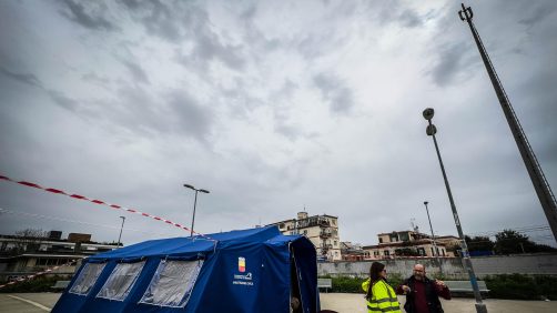 Montaggio strutture della Protezione Civile a Bagnoli, nel parcheggio della stazione ferroviaria, Napoli 14 Marzo 2025 ANSA / CESARE ABBATE