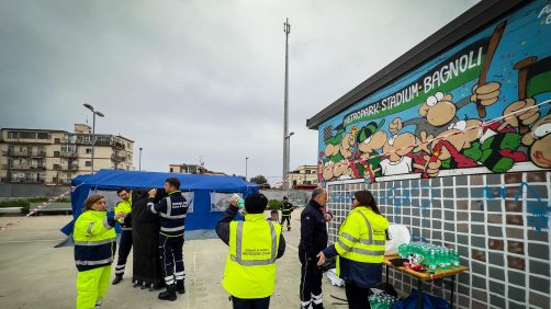 Montaggio strutture della Protezione Civile a Bagnoli, nel parcheggio della stazione ferroviaria, Napoli 14 Marzo 2025 ANSA / CESARE ABBATE