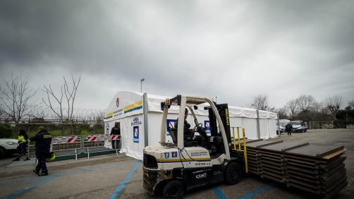 Montaggio strutture della Protezione Civile a Bagnoli, nel parcheggio della stazione ferroviaria, Napoli 14 Marzo 2025 ANSA / CESARE ABBATE