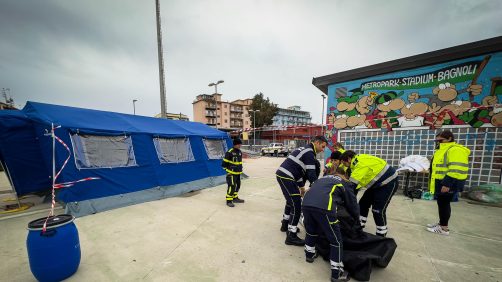 Montaggio strutture della Protezione Civile a Bagnoli, nel parcheggio della stazione ferroviaria, Napoli 14 Marzo 2025 ANSA / CESARE ABBATE