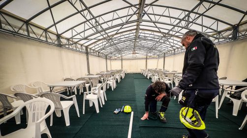 Montaggio strutture della Protezione Civile a Bagnoli, nel parcheggio della stazione ferroviaria, Napoli 14 Marzo 2025 ANSA / CESARE ABBATE